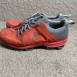 Womens on cloud sneakers size 8.5